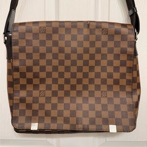 *Beautiful* Authentic Louis Vuitton - Damier Ebene Messenger Bag